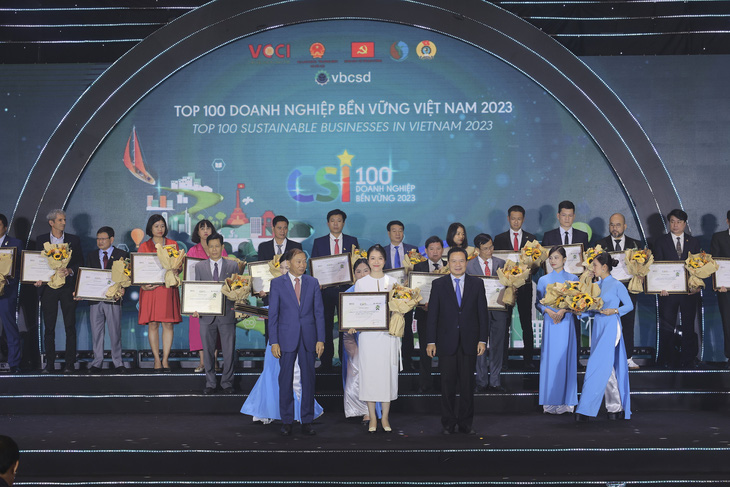 Đại diện Home Credit (áo trắng ở giữa) được trao tặng chứng nhận Top 100 doanh nghiệp bền vững Việt Nam năm 2023 tại chương trình CSI100 - Ảnh: Home Credit