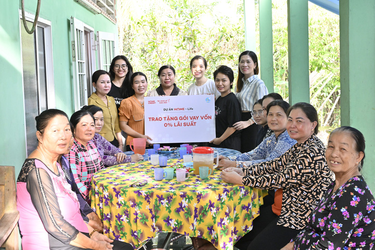 Đại diện Home Credit (áo đen – thứ 2 từ bên phải vào), trao tặng gói vay 0% lãi suất cho chị em phụ nữ Tổ hợp tác đan cây năng tượng và Tổ hợp tác đan lục bình (Bạc Liêu) - Ảnh: Home Credit