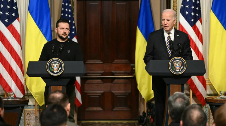 Tổng thống Mỹ Joe Biden và Tổng thống Ukraine Volodymyr Zelensky tổ chức cuộc họp báo chung tại tòa nhà Văn phòng điều hành Eisenhower, cạnh Nhà Trắng, ở Washington, DC, vào ngày 12-12-2023 - Ảnh: AFP