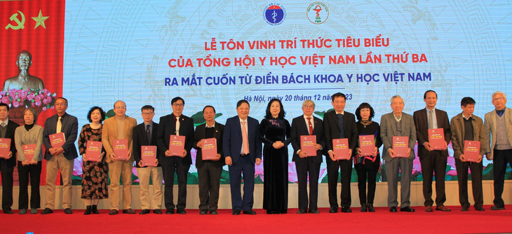 Bộ trưởng Bộ Y tế Đào Hồng Lan trao danh hiệu “Trí thức tiêu biểu của Tổng hội Y học Việt Nam”  lần thứ 3 tặng các trí thức tiêu biểu - Ảnh: NGUYỄN NHIÊN