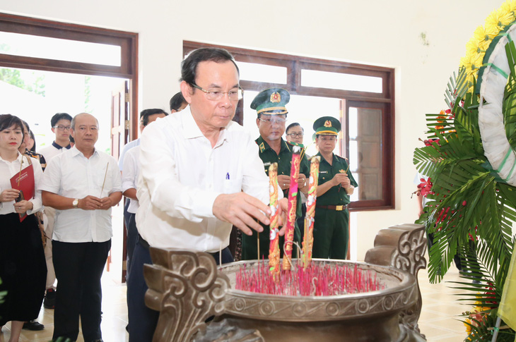 Lãnh đạo Thành ủy TP.HCM cùng đoàn đại biểu dâng hương lên Chủ tịch Hồ Chí Minh - Ảnh: CTV