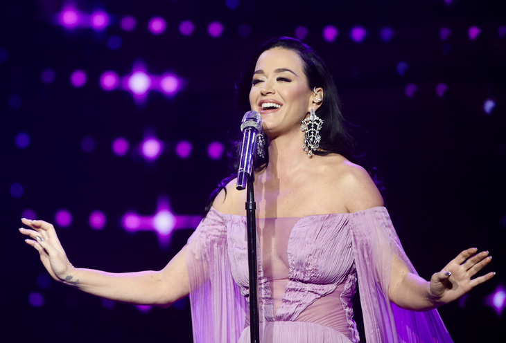 Tiếng hát tuyệt vời của Katy Perry đã cất lên đêm 20-12 tại Nhà hát Hồ Gươm trong đêm trao giải VinFuture - Ảnh: NGUYỄN KHÁNH