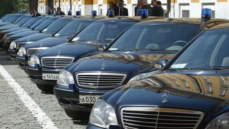 Nhờ động thái này, Daimler đã hoàn tất được nhiều thỏa thuận thương mại trên toàn cầu. Nhiều thành viên ban lãnh đạo Daimler hoàn toàn phớt lờ quy tắc chống hối lộ nội bộ trong nhiều năm. Tổng cộng Daimler hối lộ khoảng 56 triệu USD, thu về 1,9 tỉ USD doanh thu và 90 triệu USD lợi nhuận phi pháp từ những thỏa thuận đen. Tập đoàn Đức sau đó chấp nhận nộp phạt 185 triệu USD - Ảnh: MoscowTimes