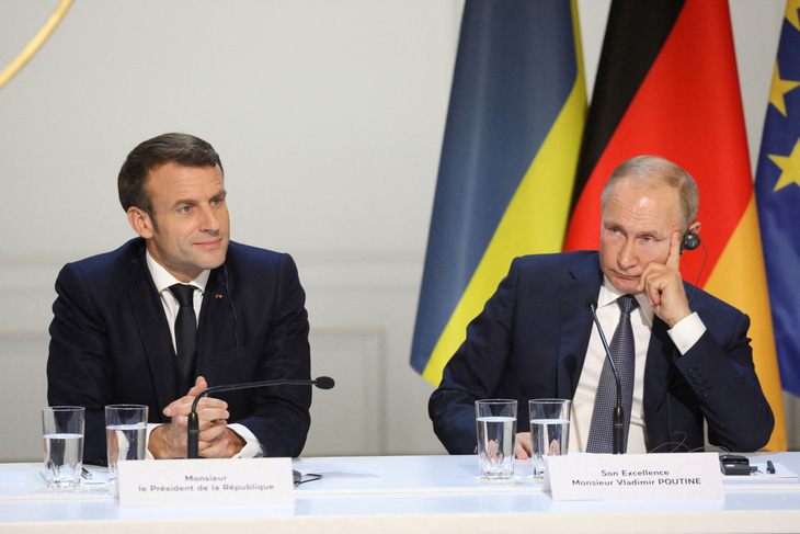 Tổng thống Pháp Emmanuel Macron (trái) ngồi cạnh Tổng thống Nga Vladimir Putin tại một cuộc họp báo ở Paris năm 2019 - Ảnh: AFP