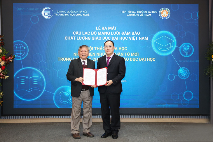 GS.TSKH Nguyễn Đình Đức (người bên phải) nhận quyết định thành lập câu lạc bộ mạng lưới đảm bảo chất lượng giáo dục đại học Việt Nam