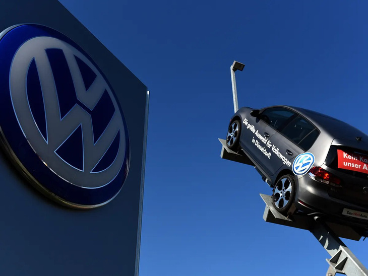 Bê bối này làm Volkswagen tiêu tốn số tiền lên tới 12 chữ số để nộp phạt và khắc phục hậu quả. Không dừng lại ở đó, xe diesel sau bê bối đã mất dần vị thế trên toàn cầu, qua đó mở đường cho cuộc cách mạng xe điện bắt đầu diễn ra từ cuối thập kỷ 2010 - Ảnh: Slashgear