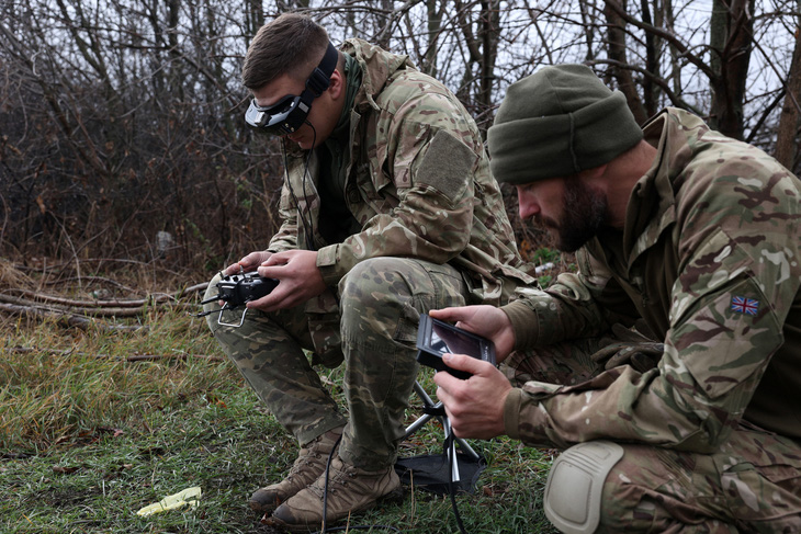 Binh sĩ Ukraine thực hành huấn luyện điều khiển drone FPV hồi giữa tháng 11-2023 - Ảnh: AFP