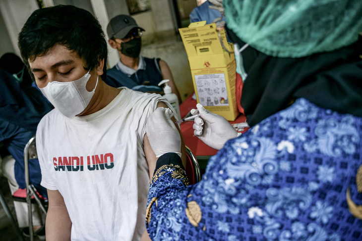 Người dân Indonesia tiêm ngừa COVID-19 ở Jakarta ngày 19-12 - Ảnh: AFP