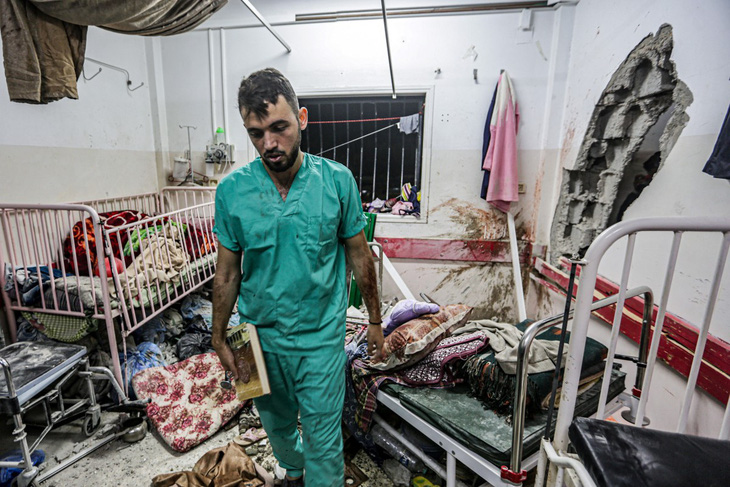 Bệnh viện Nasser tại khu vực Khan Yunis, phía nam Dải Gaza sau một đợt tấn công của Israel ngày 17-12 - Ảnh: AFP