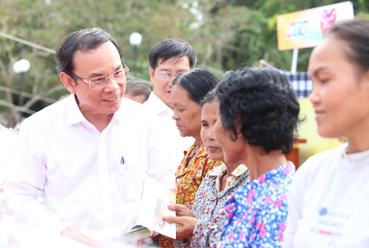 Bí thư Thành ủy TP.HCM Nguyễn Văn Nên trao quà cho các hộ dân khó khăn vùng biên giới Việt Nam - Campuchia - Ảnh: CTV
