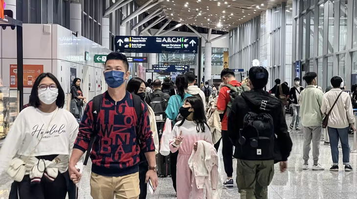 Hành khách di chuyển bên trong sân bay quốc tế Kuala Lumpur, Malaysia ngày 20-12 - Ảnh: NIKKEI ASIA