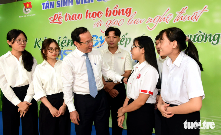 Bí thư Thành ủy TP.HCM Nguyễn Văn Nên trao đổi với các bạn tân sinh viên vượt khó tại buổi kỷ niệm 20 năm Tiếp sức đến trường và 35 năm chương trình Vì ngày mai phát triển của báo Tuổi Trẻ - Ảnh: DUYÊN PHAN