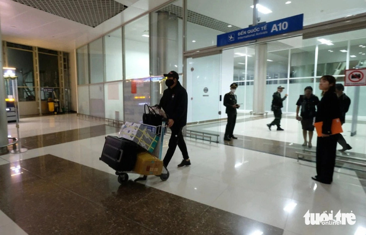Những du khách đầu tiên đến từ Hàn Quốc theo đường bay thẳng Đà Lạt - Seoul - Ảnh: M.V.
