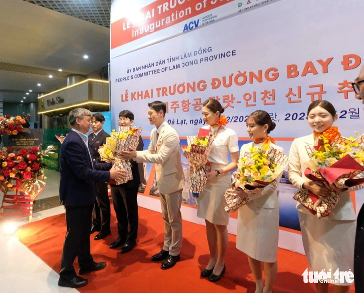 Đại diện tỉnh Lâm Đồng tặng hoa chào mừng phi hành đoàn - Ảnh: M.V.