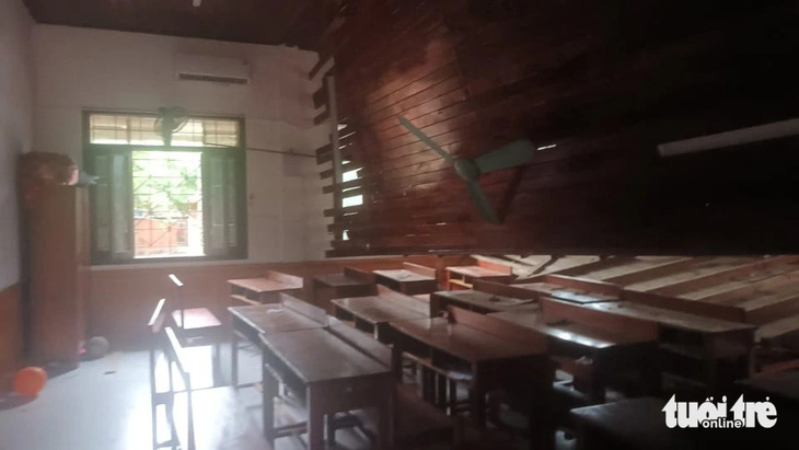 Phần trần gỗ đổ sập trong lớp học ở Trường phổ thông Hermann Gmeiner TP Vinh - Ảnh: TÂM PHẠM
