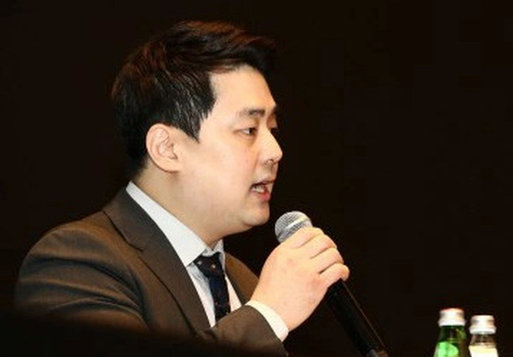 Đại diện công ty quản lý của G-Dragon tại buổi họp báo - Ảnh: News1