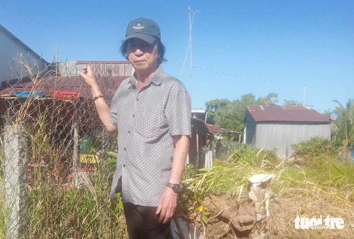 Đến nay hàng rào vẫn bao quanh thửa đất của gia đình ông Lê Văn Điện - Ảnh: NVCC