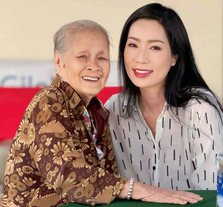 NSƯT Trịnh Kim Chi (bìa phải) động viên nghệ sĩ Ngọc Đáng tại Viện dưỡng lão nghệ sĩ - Ảnh: NVCC