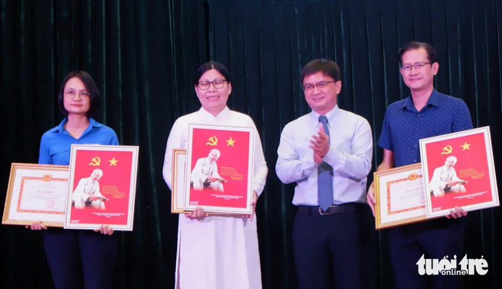 Trưởng Ban Dân vận Thành ủy TP.HCM Nguyễn Mạnh Cường (thứ hai từ phải sang) tuyên dương ba đơn vị tổ chức tốt hội thi giai đoạn 2021-2023, trong đó có báo Tuổi Trẻ - Ảnh: K.ANH