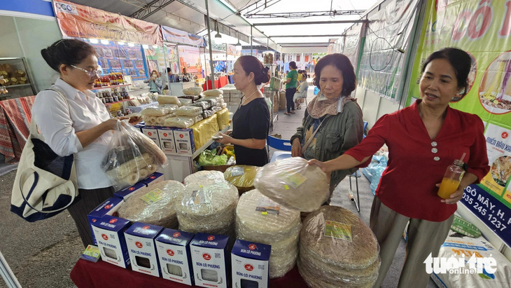 Nhiều loại bánh tráng đặc sản của Bình Định như bánh tráng gạo, bánh tráng dừa... được người bán giới thiệu đến khách hàng - Ảnh: N.TRÍ