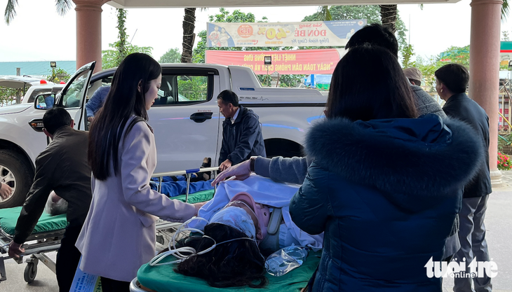 Nữ sinh bị đa chấn thương cột sống, tổn thương vùng đầu được chuyển ra bệnh viện ở Hà Nội chữa trị - Ảnh: DOÃN HÒA