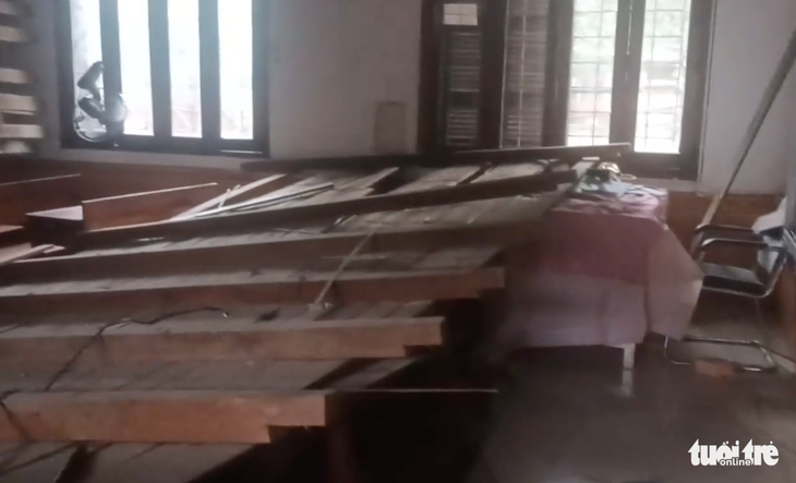 Phần trần gỗ đổ sập xuống phía dưới khi lớp học đang có hàng chục học sinh bên trong - Ảnh: TÂM PHẠM