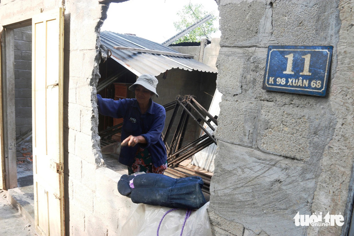 Người dân ở khu vực Thượng thành trên di tích Kinh thành Huế tiến hành tháo dỡ nhà cửa, di dời đến khu vực tái định cư - Ảnh: NHẬT LINH
