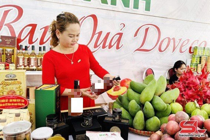 Sản phẩm cao sâm Ngọc Linh trưng bày tại lễ khánh thành Trung tâm chế biến rau, củ, quả DOVECO