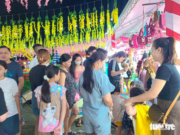 Hội chợ thu hút đông đúc khách tham quan, mua sắm từ chập tối khai mạc triển lãm - Ảnh: NHẬT XUÂN