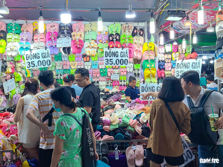 Nhiều mặt hàng thời trang, đồ gia dụng giá rẻ bất ngờ tại hội chợ Làng nghề truyền thống và sản phẩm OCOP TP.HCM 2023 - Ảnh: NHẬT XUÂN