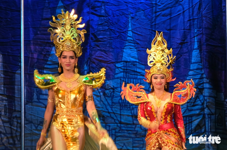 Vở Lạc lối ở Bangkok lấy bối cảnh Thái Lan của Nhà hát Thanh Niên - Ảnh: LINH ĐOAN