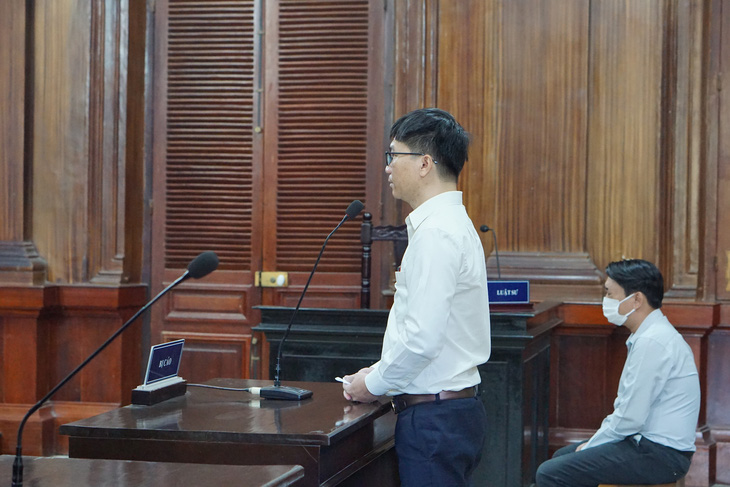 Bị cáo Nguyễn Văn Tùng (đứng) và bị cáo Nguyễn Quốc Tuấn tại phiên tòa - Ảnh: TUYẾT MAI