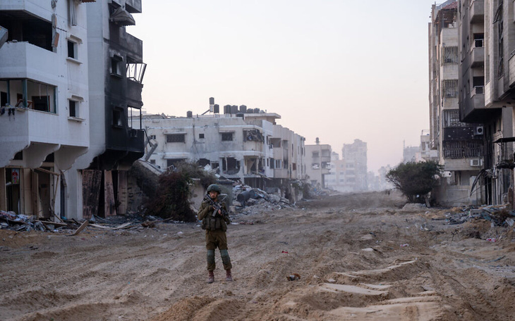 Binh sĩ Israel đứng gác gần quảng trường Palestine ở thành phố Gaza hôm 19-12 - Ảnh: THE TIMES OF ISRAEL
