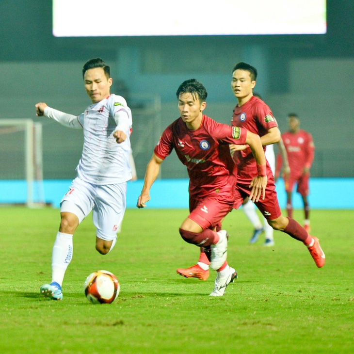 CLB Khánh Hòa (phải) đang nỗ lực vượt khó - Ảnh: KHÁNH HÒA FC