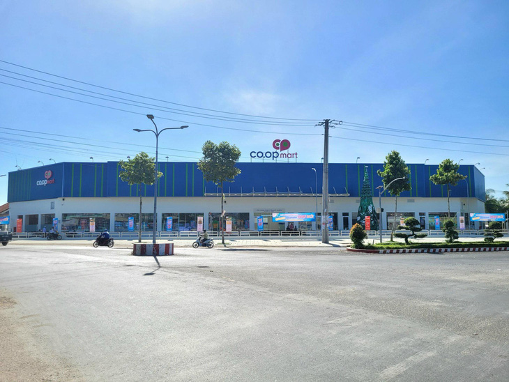 Nhân dịp khai trương, Co.opmart Chợ Mới giảm giá tới 50% nhiều mặt hàng kèm quà tặng hấp dẫn - Ảnh: Saigon Co.op