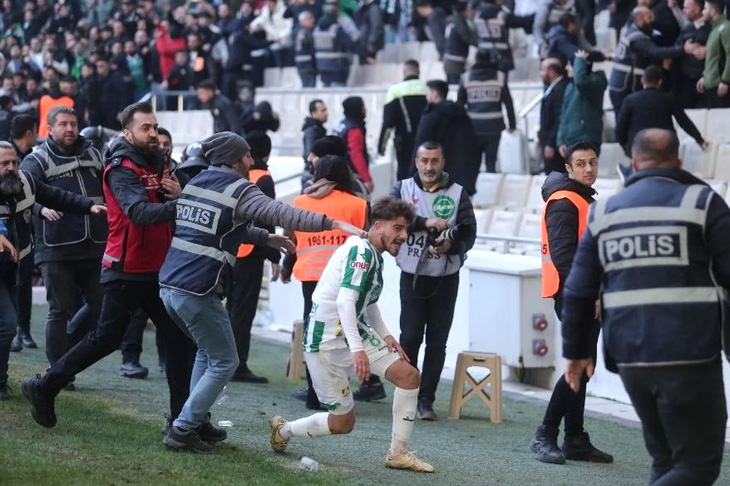 Đánh nhau dữ dội trong trận đấu của hai đội bóng tại Giải hạng nhì Thổ Nhĩ Kỳ - Ảnh: TFF