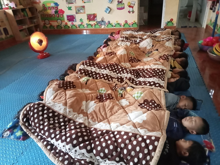 Học sinh Trường mầm non Hoàng Thu Phố, huyện Bắc Hà, Lào Cai được trang bị thêm quạt sưởi để giữ ấm trong những ngày giá rét - Ảnh: A.CƯỜNG