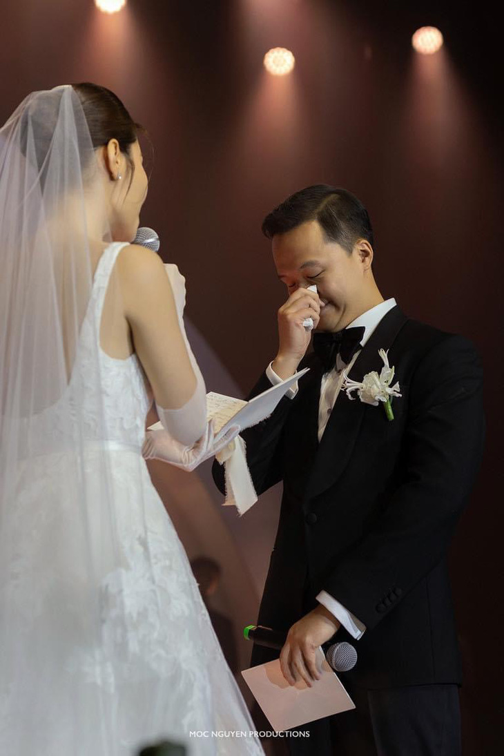 Chú rể Vinh Nguyễn xúc động khi cô dâu Diễm My 9X bày tỏ tình cảm