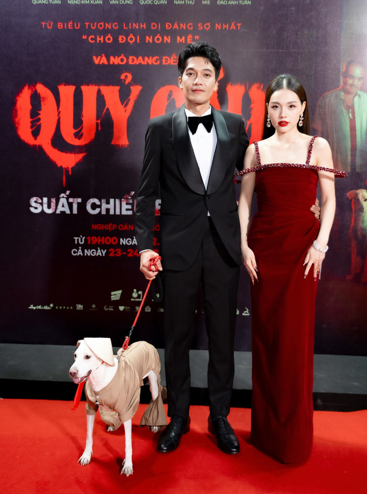 Diễn viên Quang Tuấn cùng bà xã chụp ảnh với bạn diễn đặc biệt trên thảm đỏ