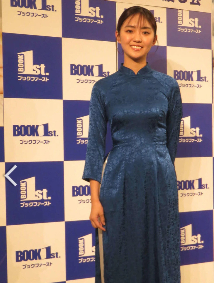Luna Toyoda mặc chiếc áo dài truyền thống của Việt Nam tại buổi ra mắt sách ảnh vào ngày 16-12 tại Nhật Bản.