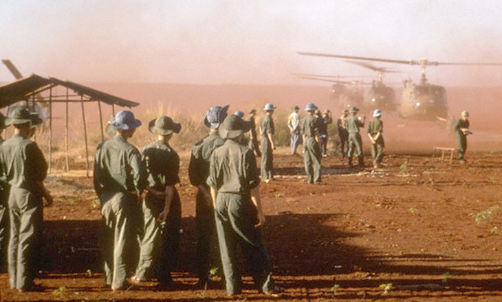 Trực thăng quân đội Sài Gòn và Mỹ hạ cánh xuống sân bay Lộc Ninh trong nhiệm vụ trao trả tù binh tháng 2-1973 - Ảnh tư liệu