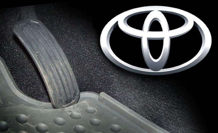 Ban đầu phía Toyota và Lexus khẳng định vấn đề trên tới từ lỗi người dùng. Tuy nhiên, sau đó họ thừa nhận thảm trải sàn có thiết kế lỗi làm kẹt chân ga. Trong 2 năm 2009 và 2010, hãng triệu hồi 9,3 triệu xe trên toàn cầu - Ảnh: Car and Driver