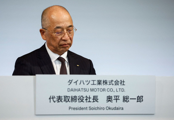 Ông Soichiro Okudaira, Chủ tịch Daihatsu Motor, tại buổi họp báo ở Tokyo (Nhật Bản) hôm 20-12. Toyota cho biết, thương hiệu Daihatsu tạm dừng hoạt động bàn giao và xuất khẩu tất cả sản phẩm ô tô sau khi cuộc điều tra an toàn phát hiện vấn đề liên quan đến 64 mẫu xe, trong đó có gần 20 mẫu xe được bán dưới thương hiệu Toyota - Ảnh: Reuters
