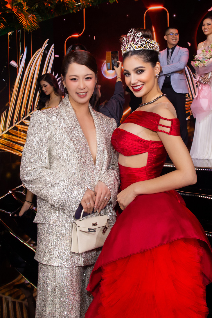 Betty Bui Do (trái) và Miss Air 2022