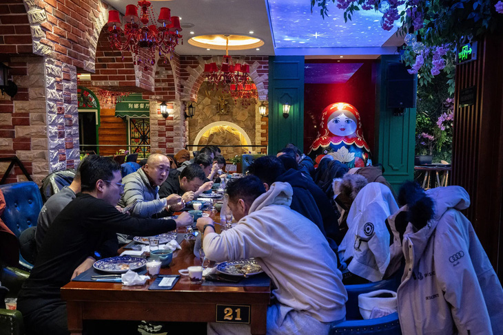 Người dân thị trấn Hắc Hà, tỉnh Hắc Long Giang thưởng thức bữa tối tại một nhà hàng Nga - Ảnh: NEW YORK TIMES