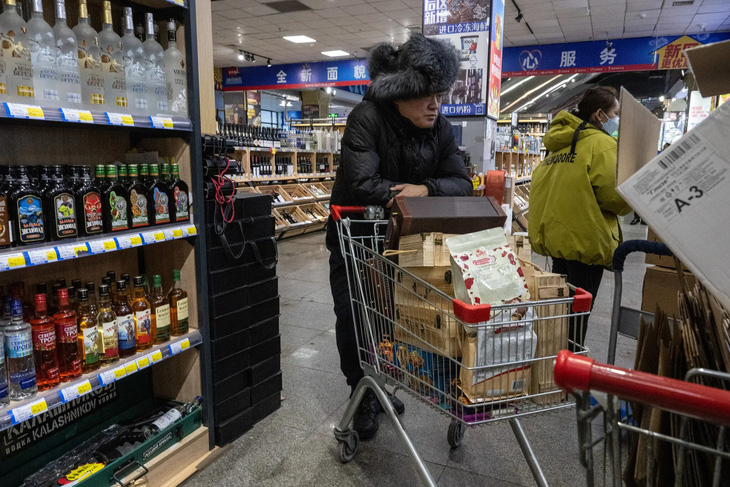 Rượu Nga chất đầy trong một siêu thị chuyên về đồ Nga ở Trung Quốc - Ảnh: NEW YORK TIMES