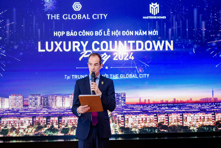 Ông Julian Wyatt, CEO Masterise Property Management, phát biểu tại họp báo công bố Luxury Countdown Party 2024.