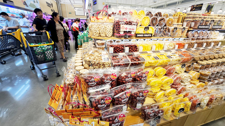 Bánh kẹo, mứt đã được nhiều siêu thị đưa lên kệ với lượng lớn - Ảnh: N.TRÍ