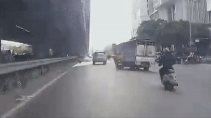 Cảnh chiếc xe tải chèn ngã 2 người trên chiếc xe máy - Ảnh: D.A.