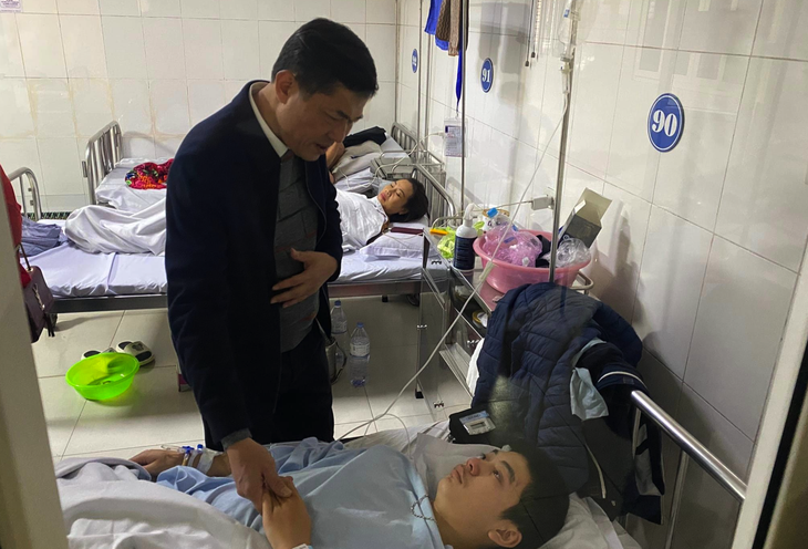 Ông Thái Văn Thành - giám đốc Sở giáo dục và Đào tạo Nghệ An - thăm hỏi học sinh bị thương sau vụ sập trần gỗ - Ảnh: TÂM PHẠM